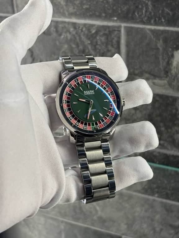 Крутящиеся часы-рулетка с шариком внутри